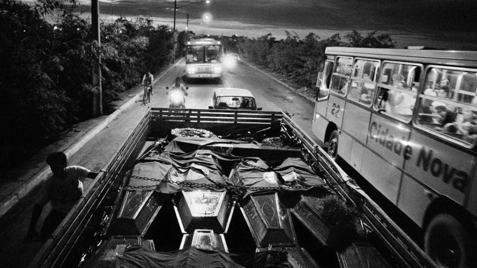 massacre-eldorado-carajas-completa-29-anos-sebastiao-salgado-acompanhou-o-mst-durante-dois-anos-e-registrou-momentos-depois-do-massacre-em-eldorado-do-carajas-foto-sebastiao-salgado-livro-terra-mst-abril