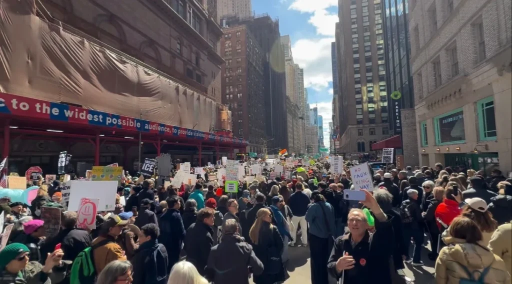Terceira onda de protestos contra Trump eclode nos EUA