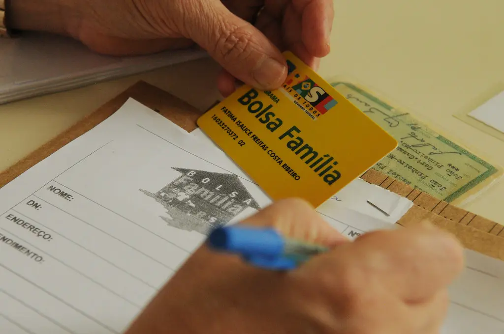 Renda Básica Universal: entre o fetiche do dinheiro e a necessidade de serviços públicos consolidados