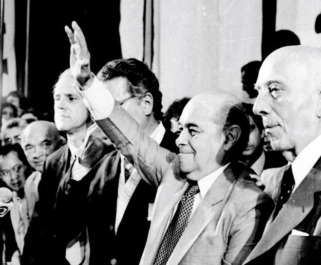 redemocratizacao-completa-40-anos-ao-lado-de-ulysses-guimaraes-dir-tancredo-faz-saudacao-apos-vitoria-no-colegio-eleitoral-imagem-agencia-camara-de-noticias-tvt-news-abril