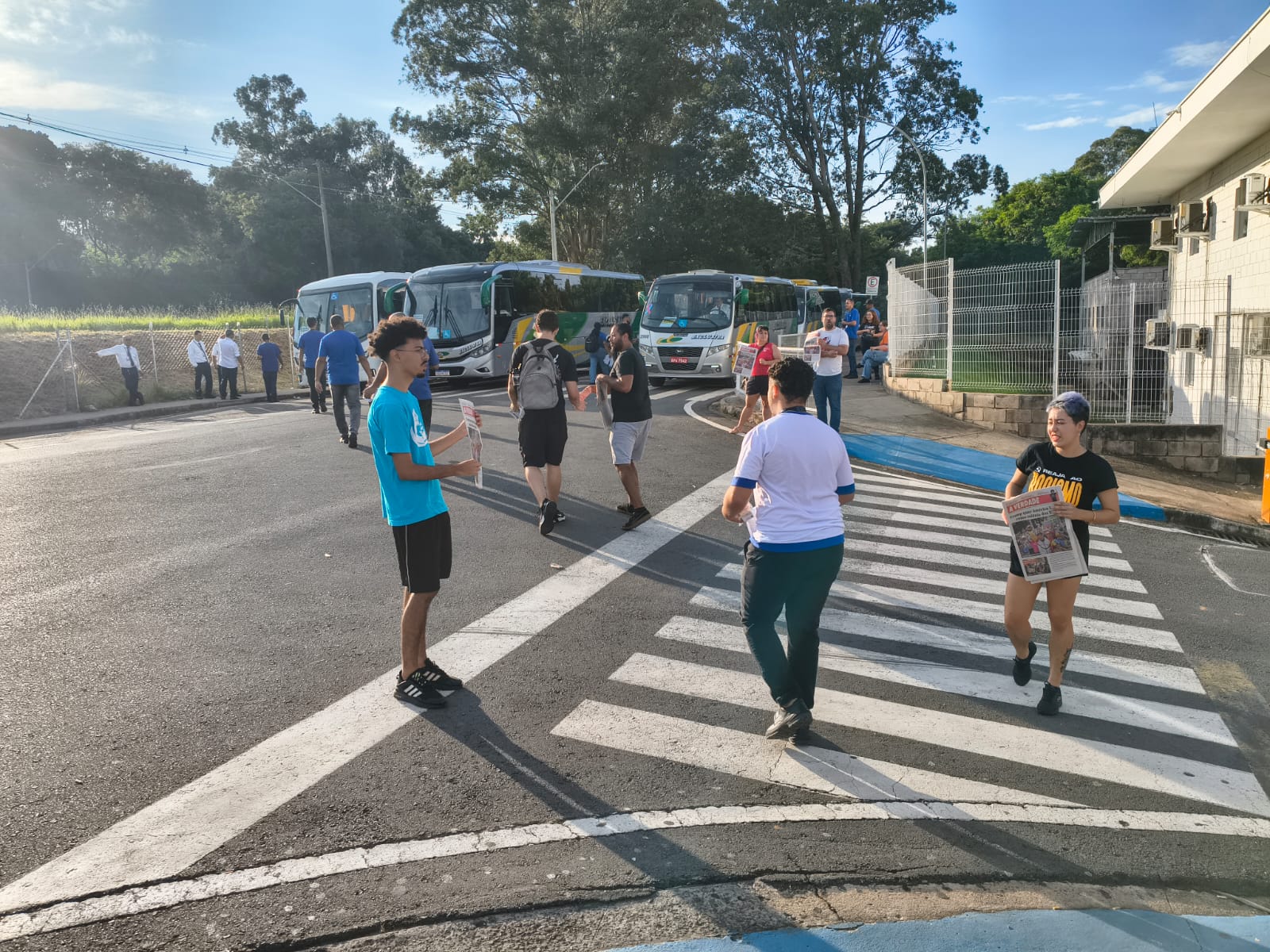 Brigadistas do Jornal A Verdade recolhendo denuncias dos operários da EssilorLuxottica (foto: Jornal a Verdade)