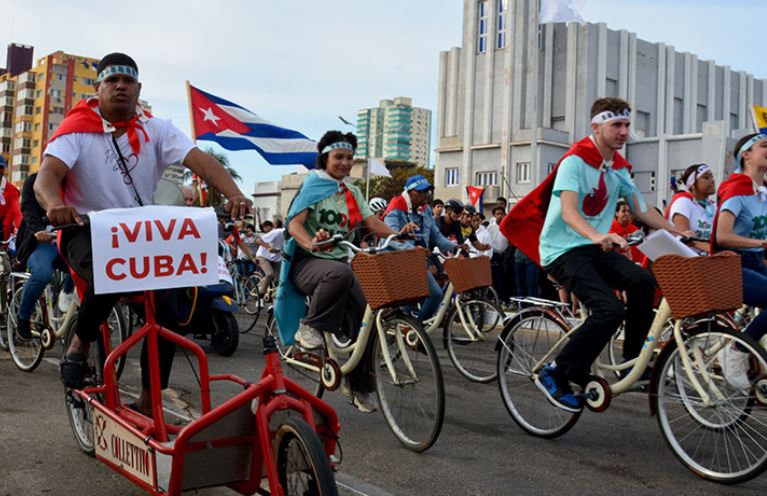 Estudantes de Cuba realizam marcha anti-imperialista contra Estados Unidos