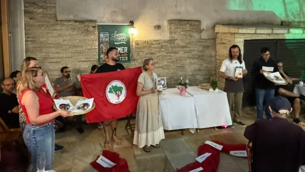 Pedagogia e poesia de dedos entrelaçados: Isabela Camini e Denilson da Silva lançam novos livros em Porto Alegre