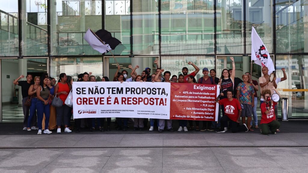 Trabalhadoras da limpeza entram em greve em Santos