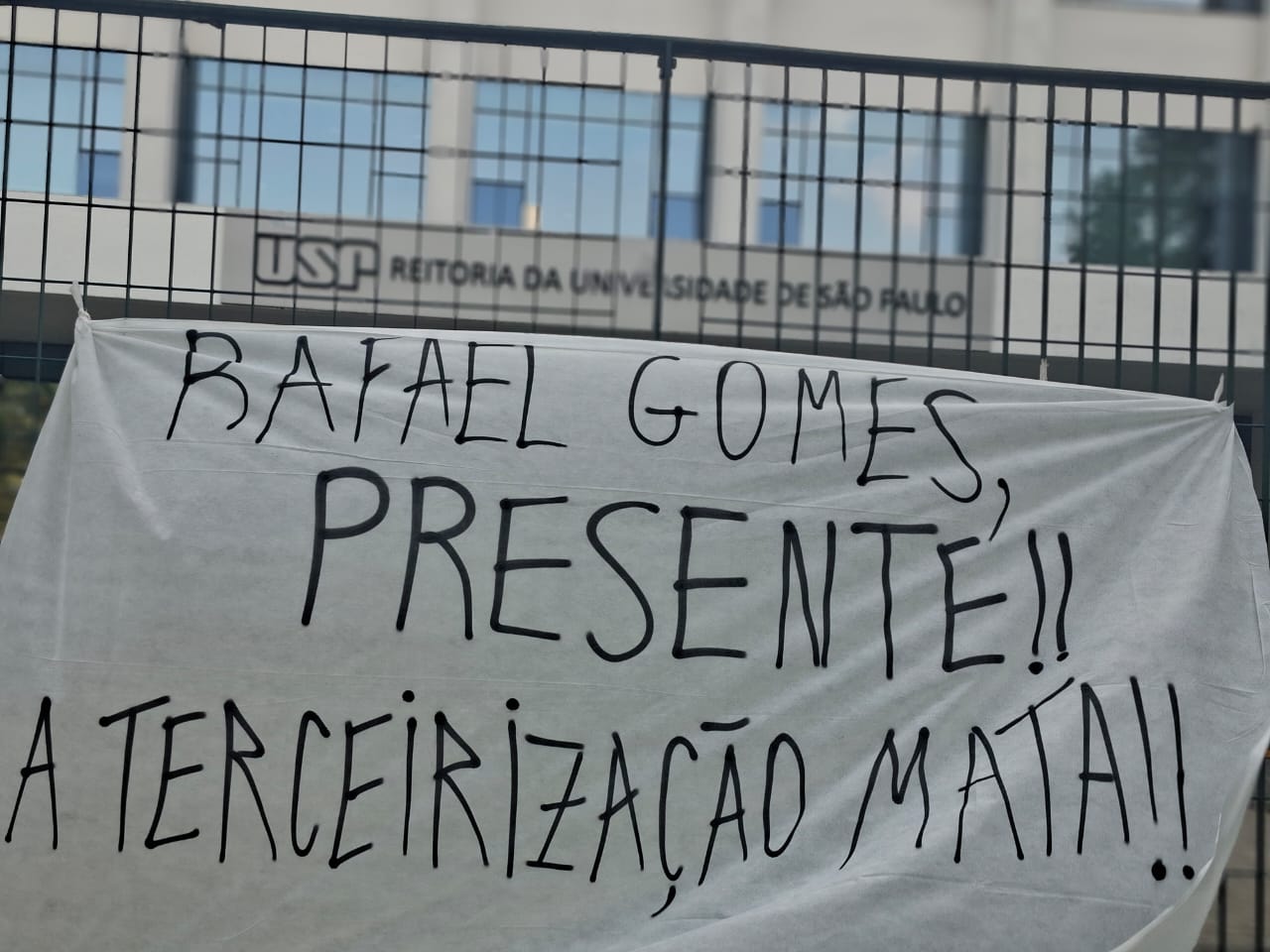 Faixa em homenagem a Rafael, trabalhador tercerizado da USP que morreu soterrado na Universidade (Foto: Jornal A Verdade)