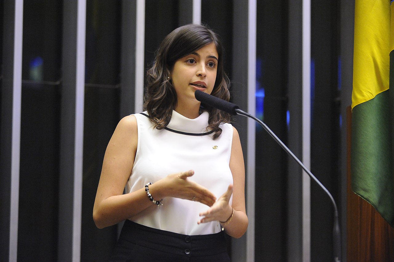 A deputada Tábata Amaral (PSB-SP), responsável por apresentar o Projeto de Lei 1.424/2026, que adota a definição de antissemitismo da IHRA. <br> (Foto: Alexandre Amarante / Wikimedia Commons)