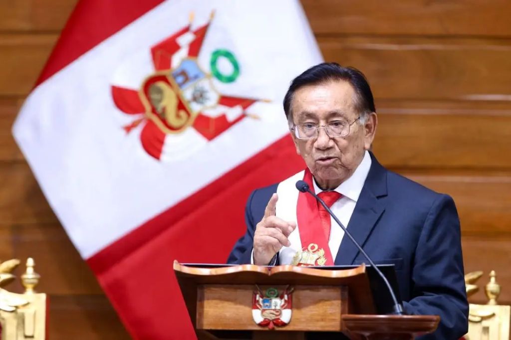 Peru analisa moção de censura a presidente interino enquanto apuração do primeiro turno segue indefinida