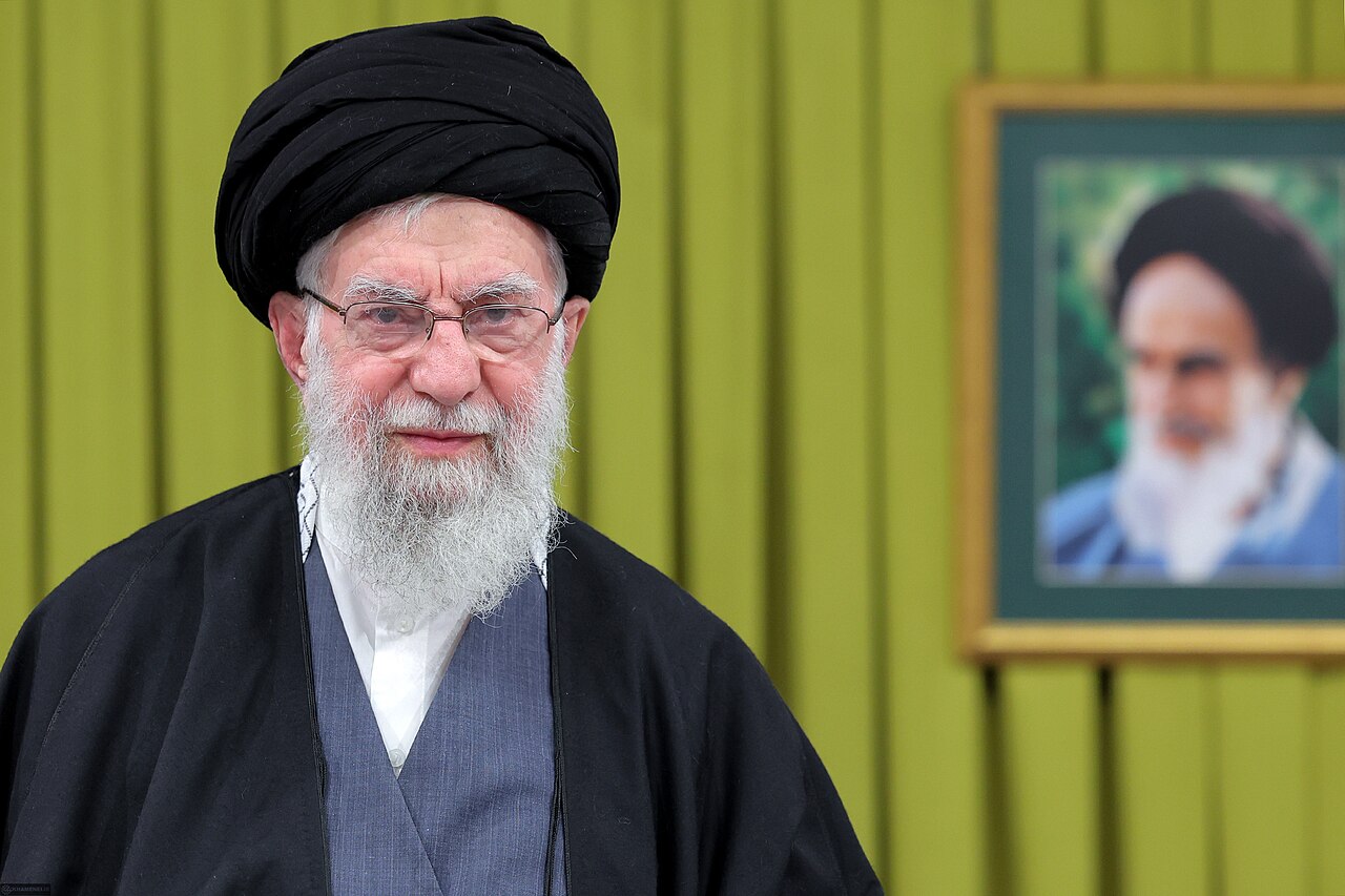O aiatolá Ali Khamenei, líder-supremo do Irã martirizado durante ataques dos EUA e Israel ao país. <br> (Foto: khamenei.ir / Wikimedia Commons)