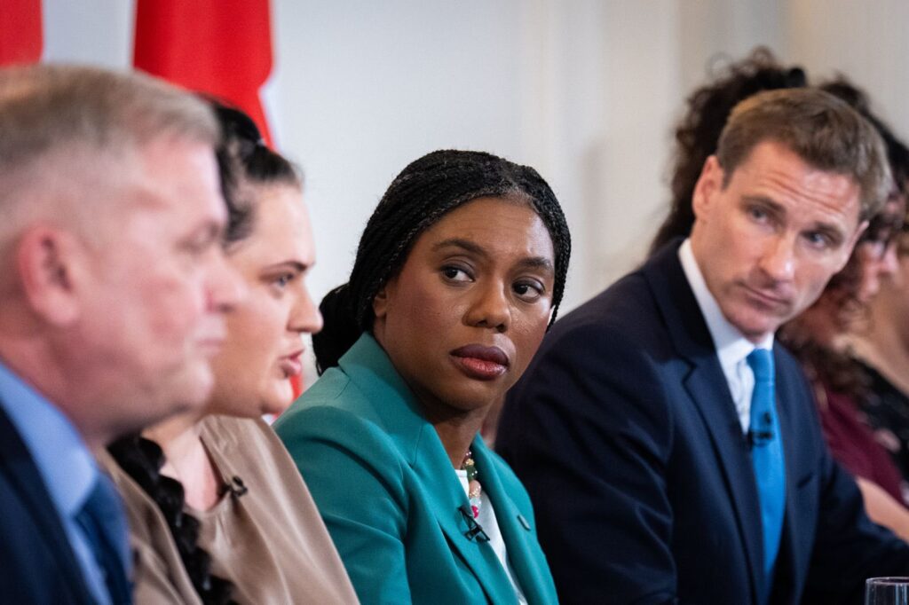 Líder da direita britânica critica Trump: ‘não deve abandonar a bagunça que ele mesmo criou’