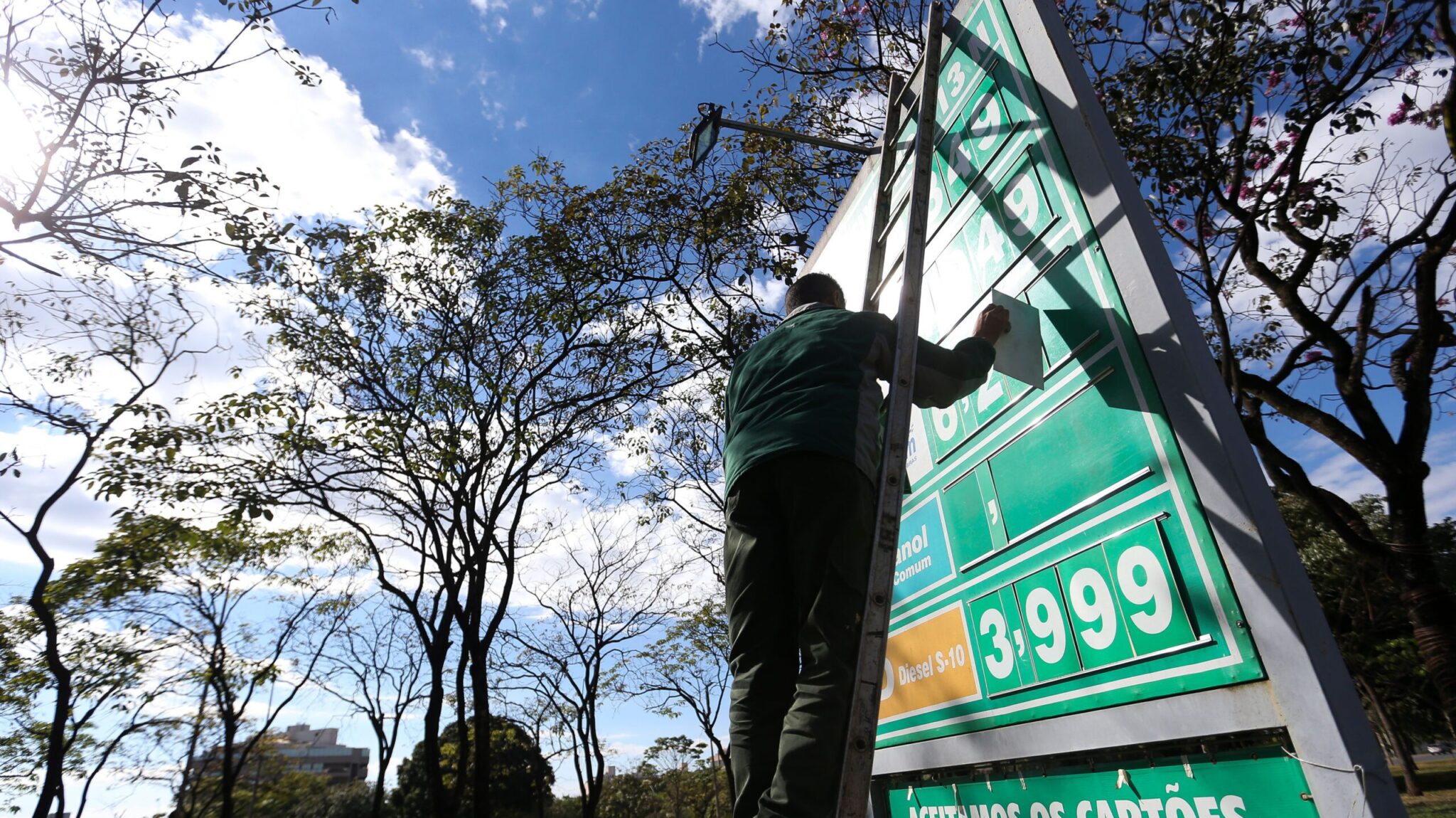 combustiveis-governo-lula-deve-aliviar-preco-do-diesel-nos-proximos-dias-postos-do-df-com-ajustes-de-diesel-nova-mp-deve-reduzir-precos-de-abril-e-maio-foto-agencia-brasil-reproducao-tvt-news