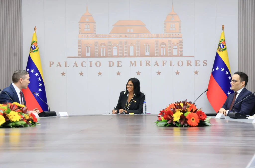 Venezuela recebe delegação de Trump e pede fim de sanções petrolíferas Venezuela recebe delegação de Trump e pede fim de sanções petrolíferas