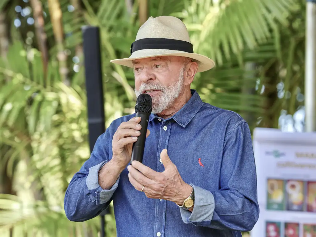 Lula passa por cirurgia para retirada de lesão cancerígena na cabeça