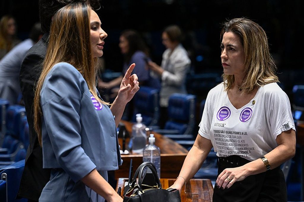 Mulheres criticam Hugo Motta por barrar votação de PL da Misoginia: ‘acordo sujo’