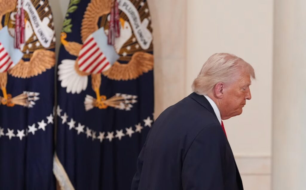 Pressão para afastamento de Trump da Presidência cresce com oscilações da guerra