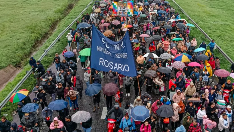 Argentinos protestam contra Milei por eliminação de programa social