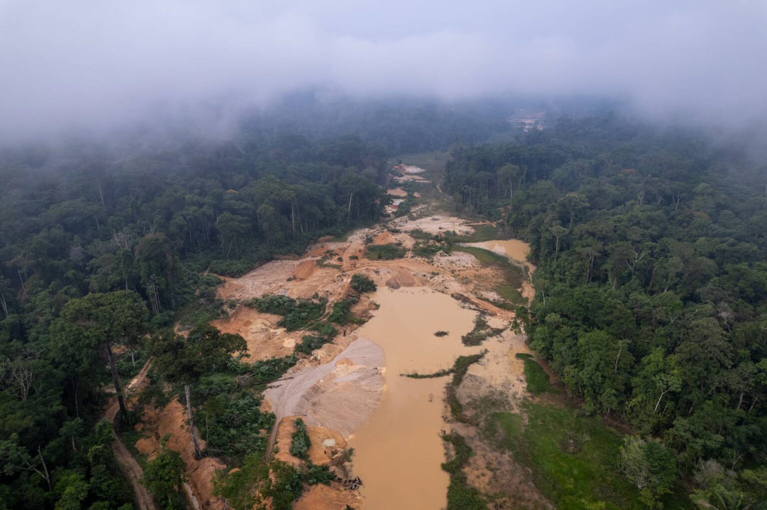 Without socio-environmental criterias, tax incentive laws allow tax exemptions for gold mining companies with environmental liabilities. Pictured: aerial view of a garimpo in Itaituba, southwest Pará (Photo: Fernando Martinho/Repórter Brasil)