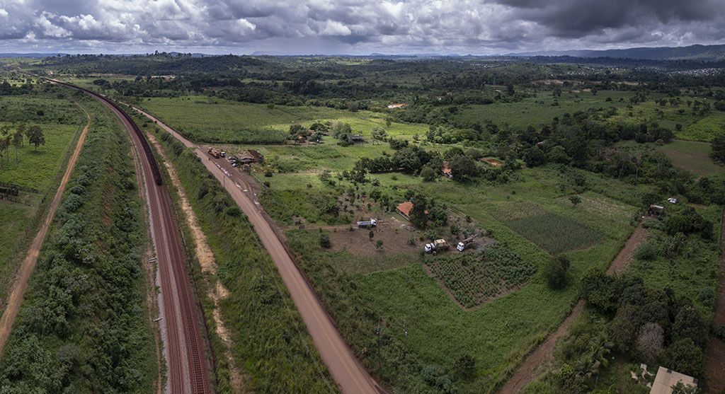 Estrada de Ferro Carajás (à esq.) está a cerca de 2,3 km da entrada do acampamento Terra e Liberdade, no canto superior direito da imagem (Foto: Fernando Martinho/Repórter Brasil)