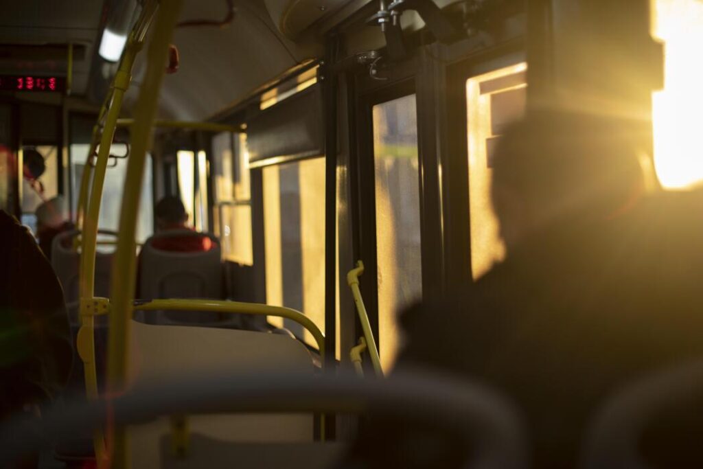 Domingo de sol através da janela do ônibus Domingo de sol através da janela do ônibus