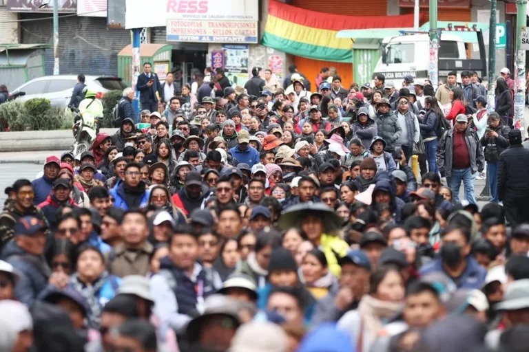 Na Bolívia, rebelião popular cerca La Paz e pede renúncia de governo da extrema direita Na Bolívia, rebelião popular cerca La Paz e pede renúncia de governo da extrema direita