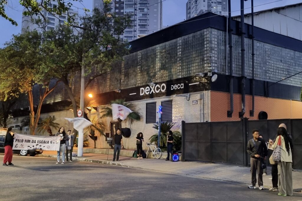 Dexco repassa R bilhão para seus acionistas enquanto explora e ameaça trabalhadores