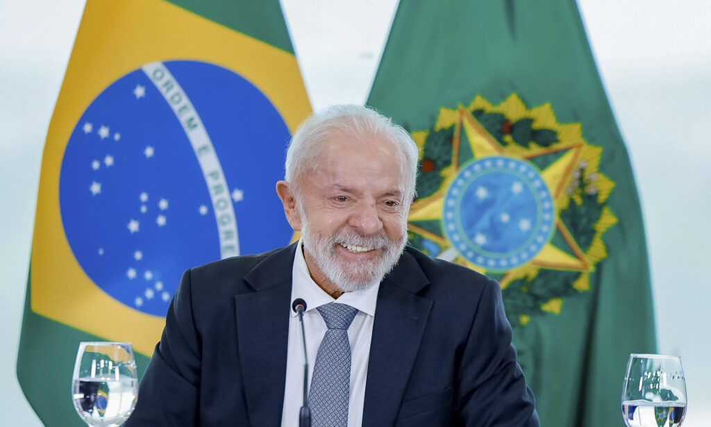 Lula amplia vantagem sobre Flavio Bolsonaro no 1º e 2º turnos, diz Atlas