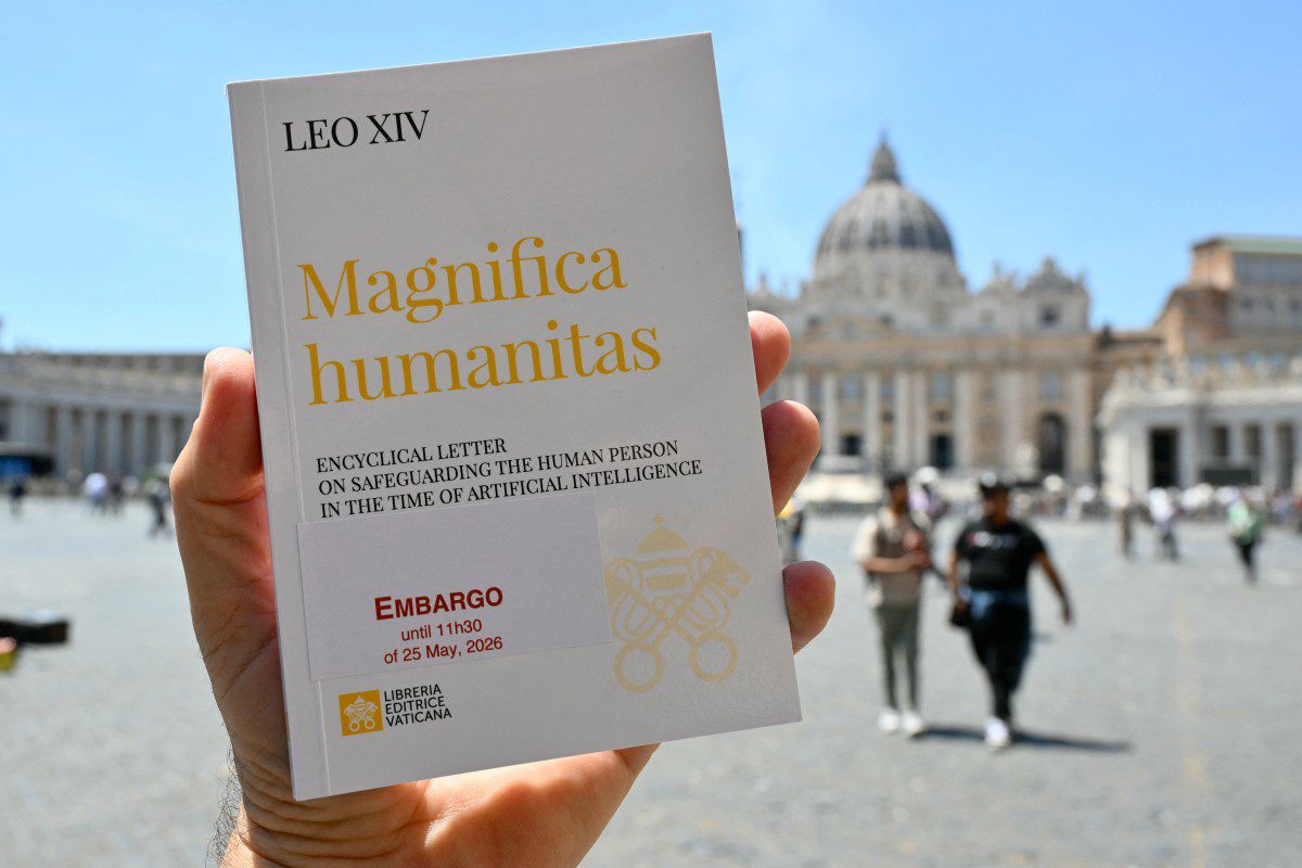 Esta foto, tirada em 15 de maio de 2026 e divulgada em 25 de maio de 2025 pela Mídia do Vaticano, mostra o Papa Leão XIV assinando sua primeira Encíclica, "Magnifica Humanitas", focada na ascensão da inteligência artificial, no Vaticano. (Foto: Divulgação / Mídia do Vaticano / AFP) / Uso editorial restrito.