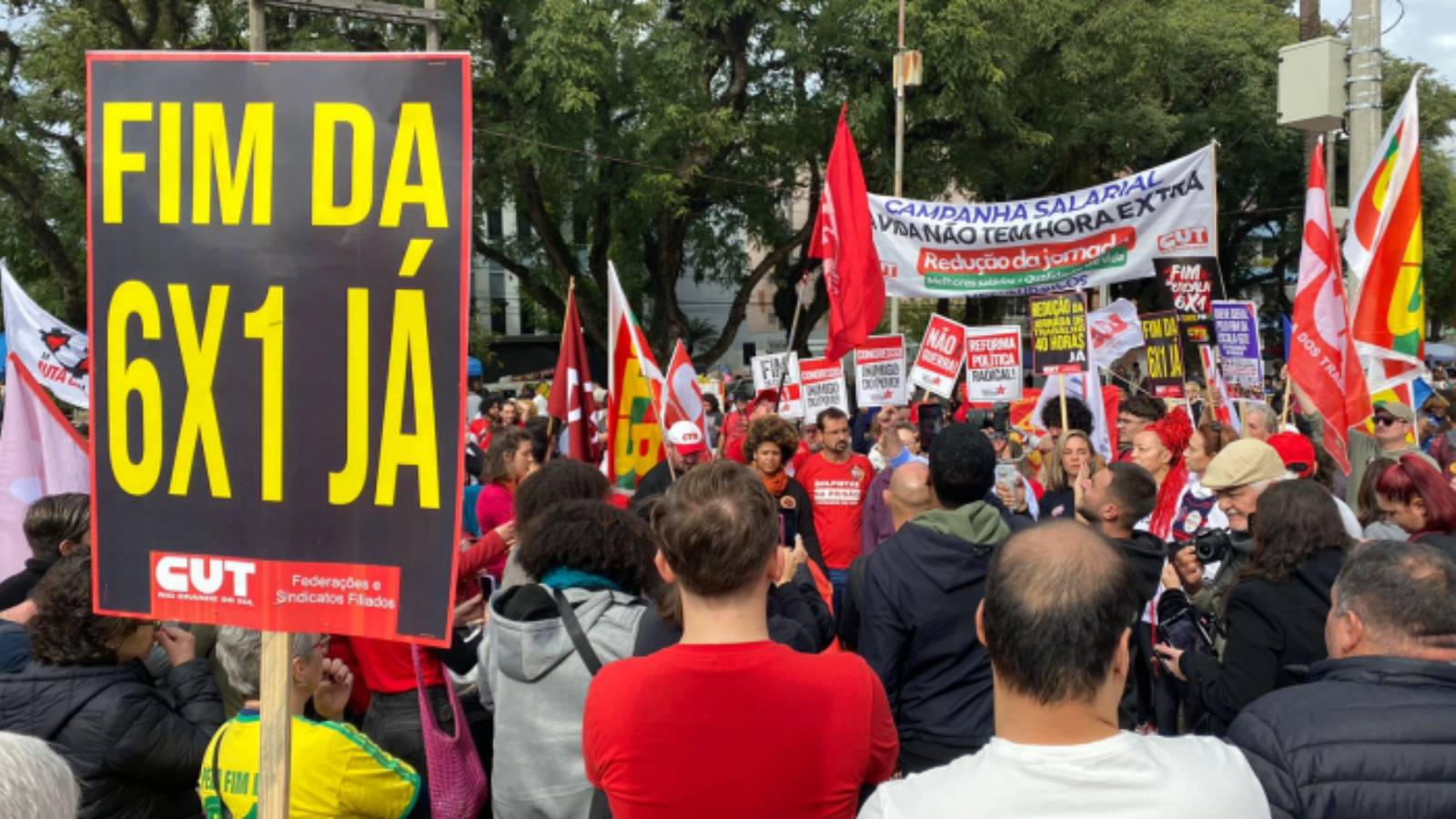 Deputados aprovam o fim da escala 6x1: vitória da classe trabalhadora 4 lula-e-hugo-motta-fecham-acordo-para-acelerar-fim-da-escala-6x1-fim-da-escala-6x1-jornada-de-trabalho-6-x-1-comissao-vota-parecer-sobre-pec-do-fim-da-escala-6x1-relatorio-parecer-pec-reuniao-da-comissao-especial-da-camara-sobre-o-fim-da-escala-6x1-para-discutir-e-votar-o-parecer-do-relator-deputado-leo-prates-comissao-especial-do-fim-da-escala-6x1-ouve-sindicatos-e-movimentos-sociais-reducao-da-jornada-de-trabalho-ao-vivo-votacao-do-fim-da-escala-6x1-na-camara-dos-deputados-tvt-news