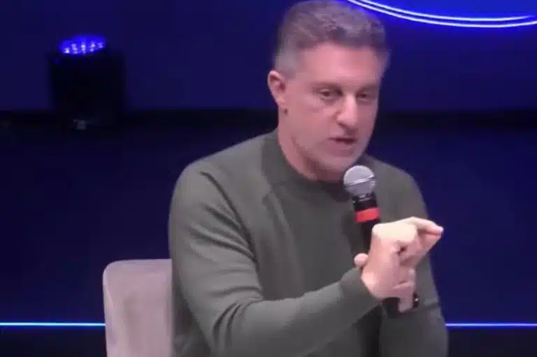 Huck espalha fake news sobre Bolsa Família em fórum de empresários
