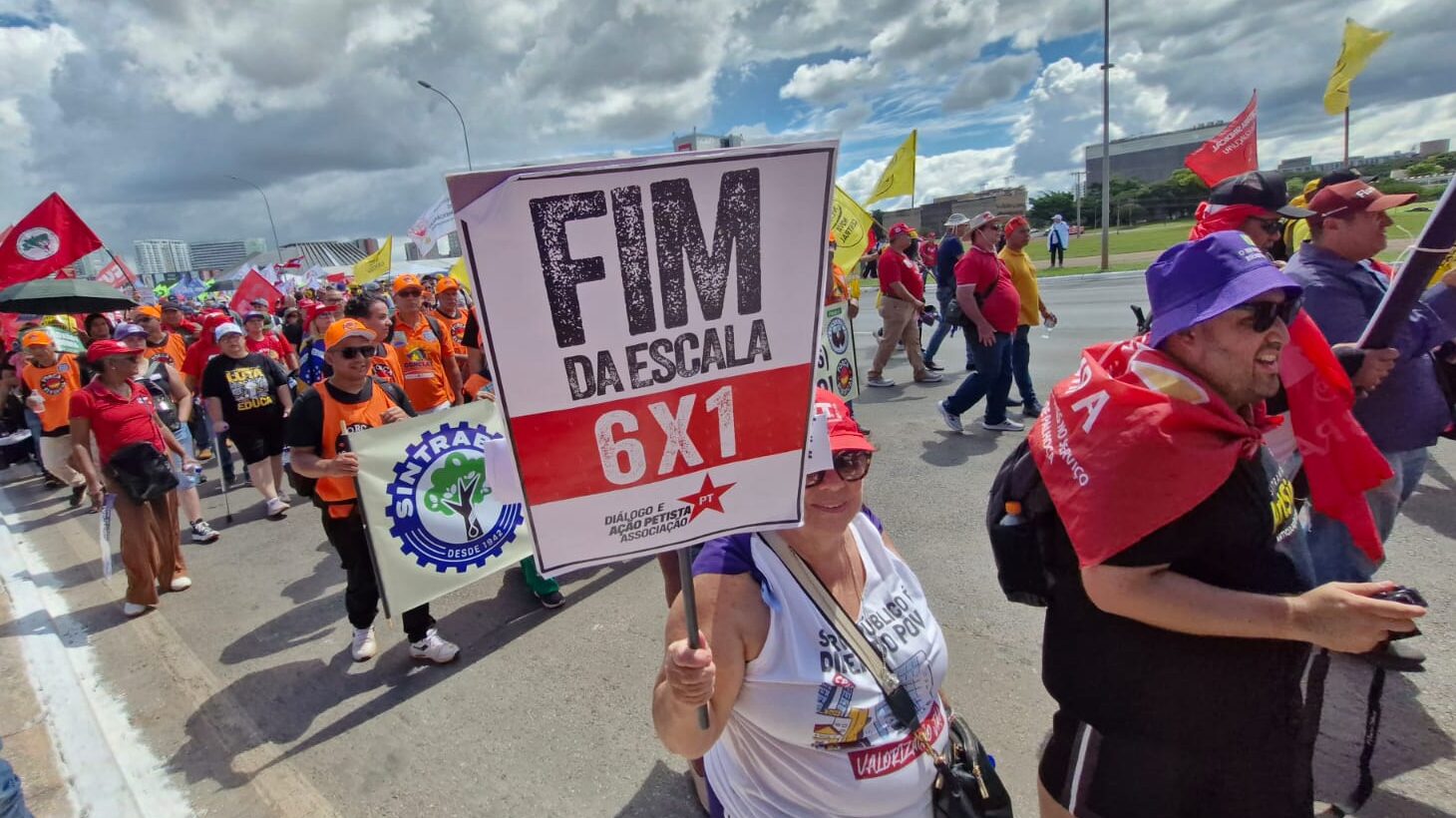 centrais-sindicais-acompanhe-a-marcha-da-classe-trabalhadora-em-brasilia-marcha-dos-trabalhadores-em-brasilia-pede-fim-da-escala-6x1-nesta-quarta-15-foto-ricardo-weber-tvt-tvt-news-fim-da-escala-6x1-camara-dos-deputados-instala-comissao-fim-da-escala-6-x-1-e-reducao-da-jornada-de-trabalho-sem-diminuicao-de-salarios-trabalhadores-pelo-fim-da-escala-6x1-tvt-news