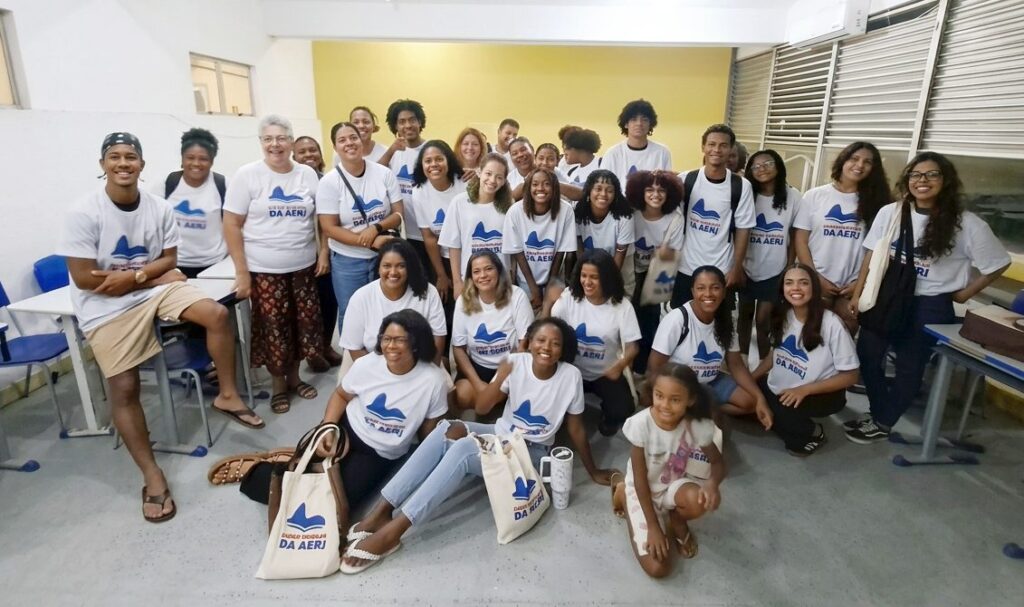 Curso popular da Aerj transforma a vida de mais de 500 jovens no Rio de Janeiro