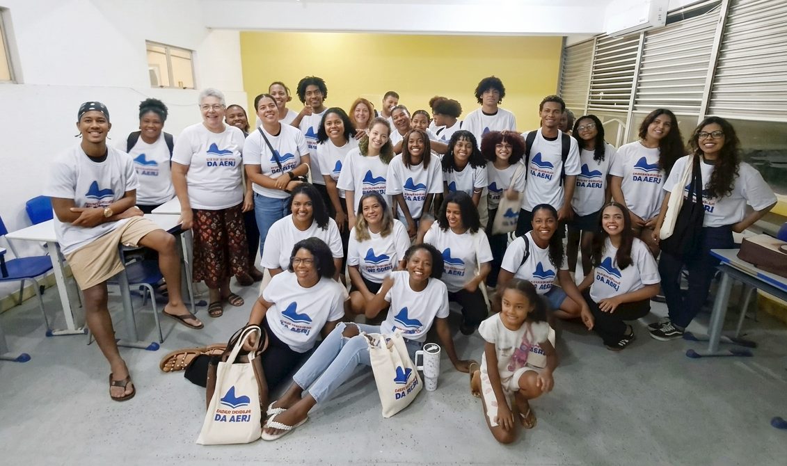 EDUCAÇÃO. Curso capacita estudantes na periferia do RJ. Foto: AERJ