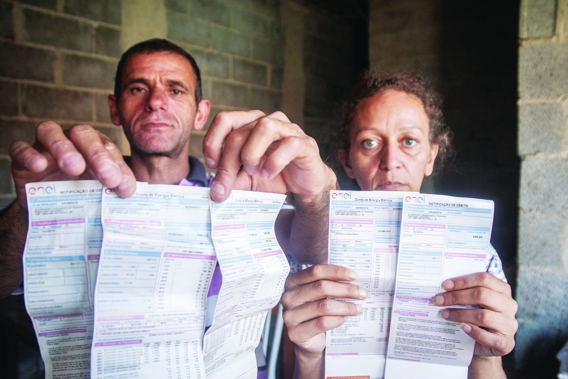 brasileiros trabalham muito. SUFOCO. Trabalhador brasileiro vive com a corda no pescoço. Foto: Jorge Ferreira (JAV/SP)
