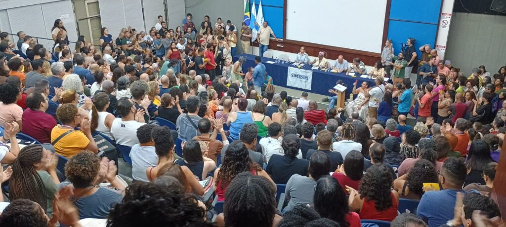 GREVE. Servidores da UERJ lotam assembleia que deflagrou paralisação. Foto: ATS