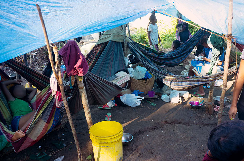 Famílias Hupd’äh e Yuhupdeh viveram meses em situação precária em São Gabriel da Cachoeira à espera de benefícios sociais (Foto: Raquel Uendi/ISA)