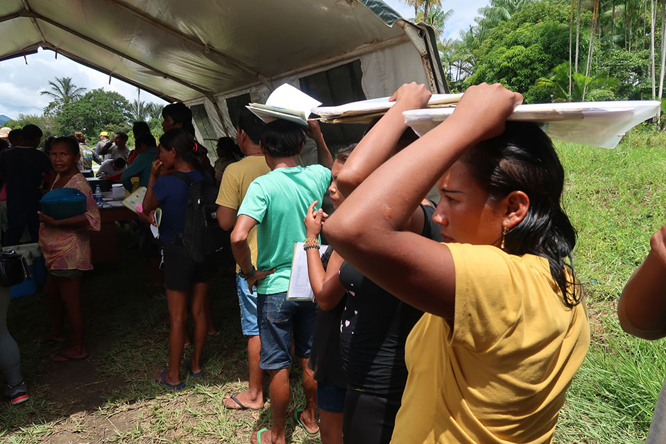 Indígenas aguardam atendimento em ação emergencial realizada em São Gabriel da Cachoeira, no Amazonas (Foto: Raquel Uendi/ISA)