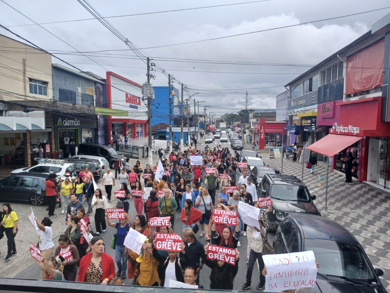 Trabalhadores de Embu-Guaçu denunciam atraso de salários (Foto: Mayco Aurélio)