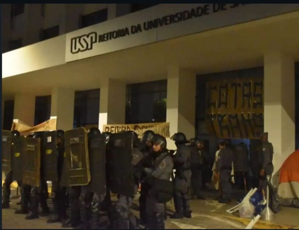 Estudantes da USP são agredidos pela polícia militar em desocupação de prédio da reitoria