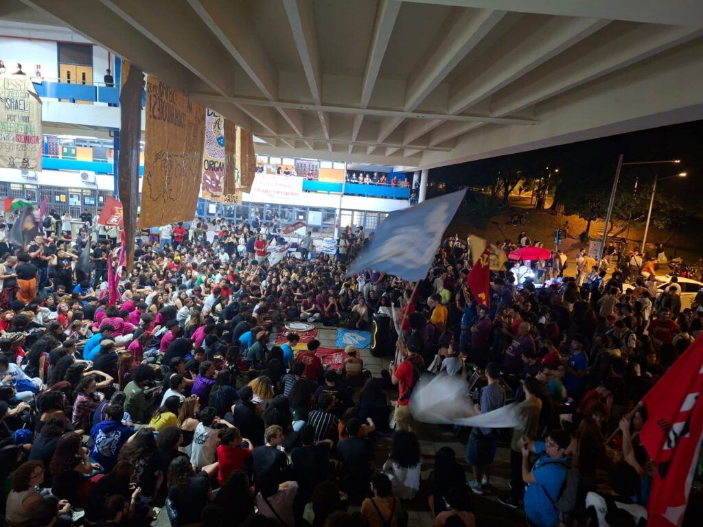 Estudantes da USP organizam acampamento pelo aumento do valor da permanência estudantil Estudantes da USP organizam acampamento pelo aumento do valor da permanência estudantil