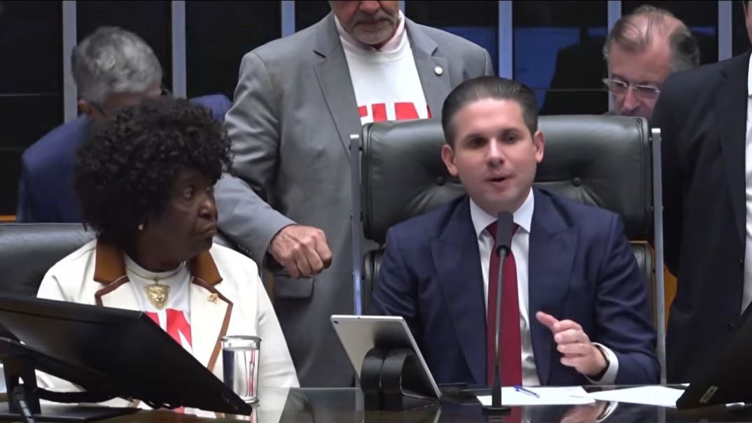 Deputados aprovam o fim da escala 6x1: vitória da classe trabalhadora 6 lula-e-hugo-motta-fecham-acordo-para-acelerar-fim-da-escala-6x1-fim-da-escala-6x1-jornada-de-trabalho-6-x-1-comissao-vota-parecer-sobre-pec-do-fim-da-escala-6x1-relatorio-parecer-pec-reuniao-da-comissao-especial-da-camara-sobre-o-fim-da-escala-6x1-para-discutir-e-votar-o-parecer-do-relator-deputado-leo-prates-comissao-especial-do-fim-da-escala-6x1-ouve-sindicatos-e-movimentos-sociais-reducao-da-jornada-de-trabalho-ao-vivo-votacao-do-fim-da-escala-6x1-na-camara-dos-deputados-tvt-news