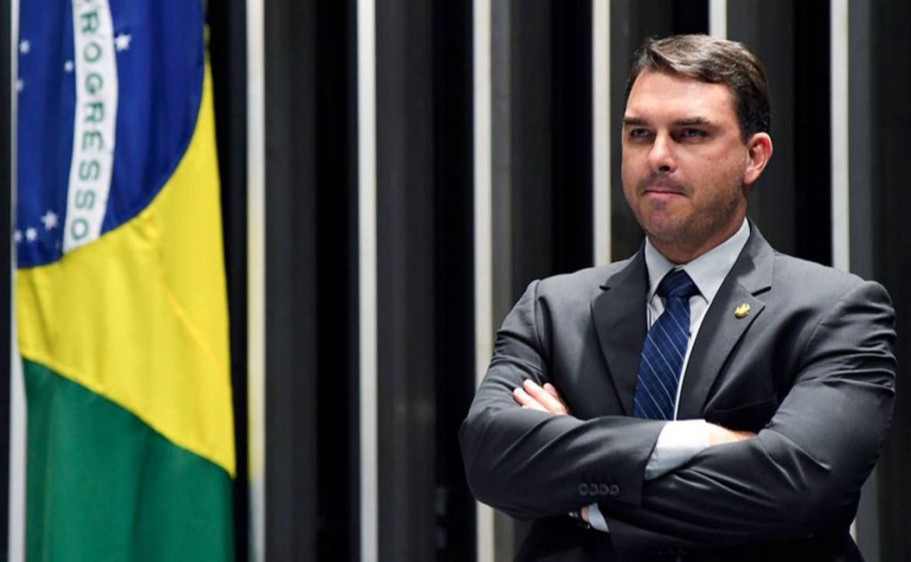 Flávio Bolsonaro negociou com Daniel Vorcaro R$ 134 milhões para bancar filme sobre pai