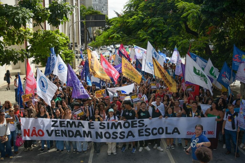 Privatização escolar em MG: Zema e Simões entregam educação a banqueiros Privatização escolar em MG: Zema e Simões entregam educação a banqueiros