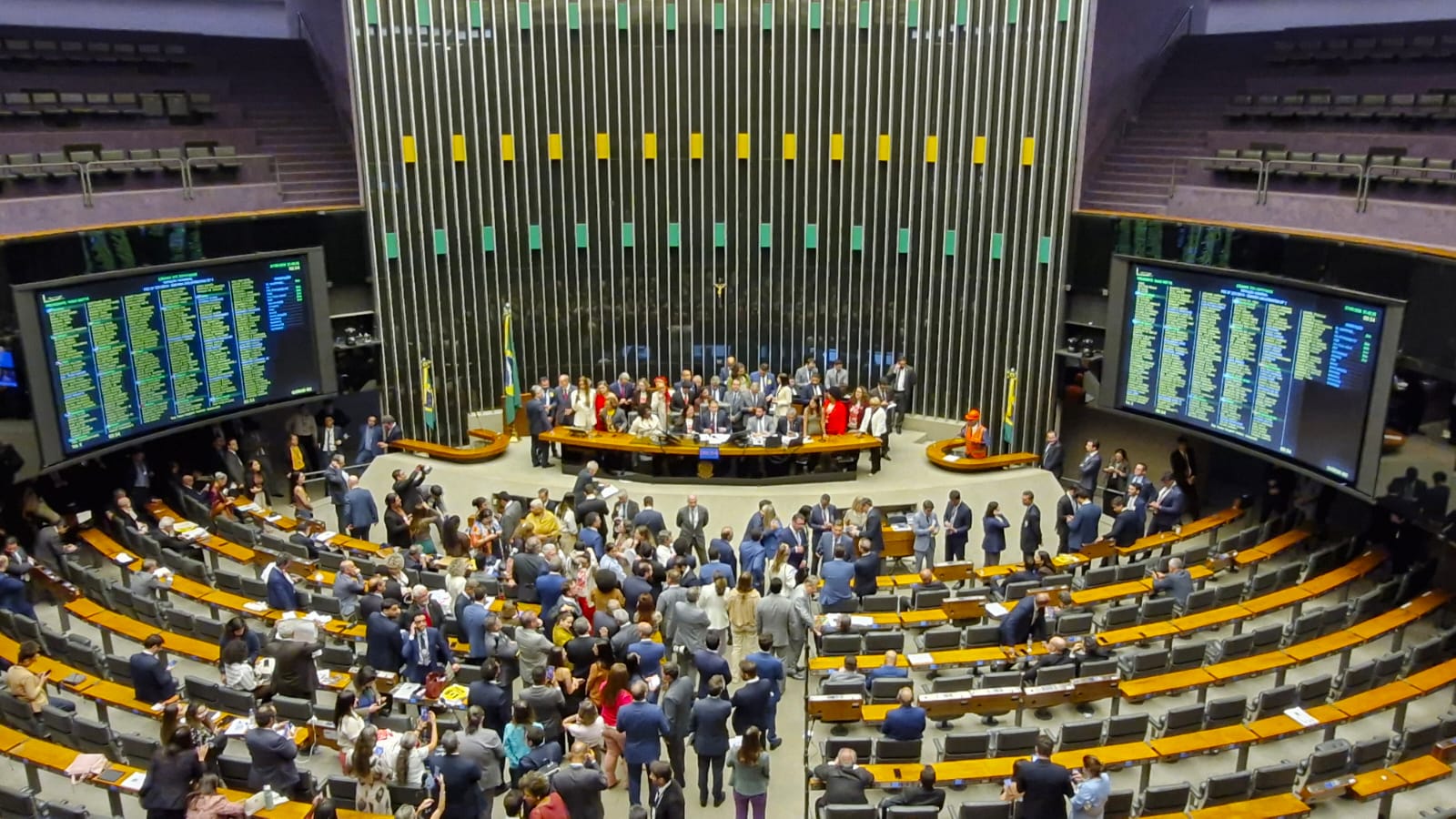 Deputados aprovam o fim da escala 6x1: vitória da classe trabalhadora 3 lula-e-hugo-motta-fecham-acordo-para-acelerar-fim-da-escala-6x1-fim-da-escala-6x1-jornada-de-trabalho-6-x-1-comissao-vota-parecer-sobre-pec-do-fim-da-escala-6x1-relatorio-parecer-pec-reuniao-da-comissao-especial-da-camara-sobre-o-fim-da-escala-6x1-para-discutir-e-votar-o-parecer-do-relator-deputado-leo-prates-comissao-especial-do-fim-da-escala-6x1-ouve-sindicatos-e-movimentos-sociais-reducao-da-jornada-de-trabalho-ao-vivo-votacao-do-fim-da-escala-6x1-na-camara-dos-deputados-tvt-news