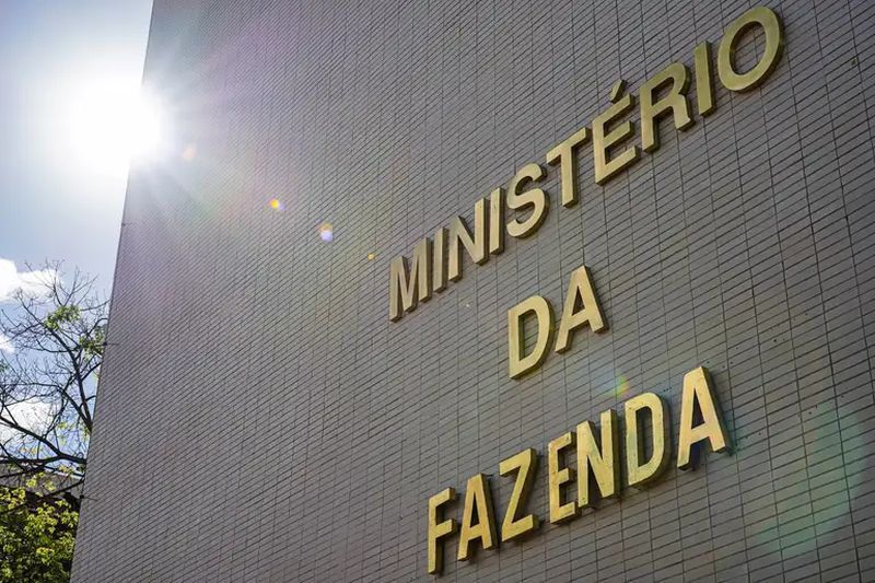 Brasil: Ministério da Fazenda eleva estimativa de inflação devido a guerras e preço do petróleo
