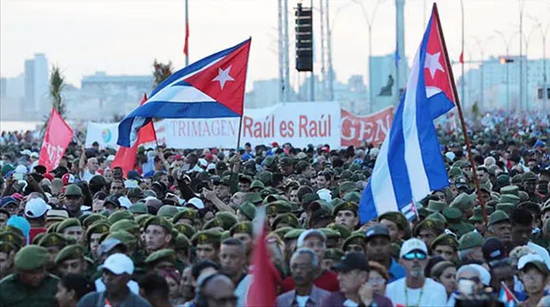 Cubanos marcham em apoio a Raúl Castro e contra ameaça de intervenção dos EUA Cubanos marcham em apoio a Raúl Castro e contra ameaça de intervenção dos EUA