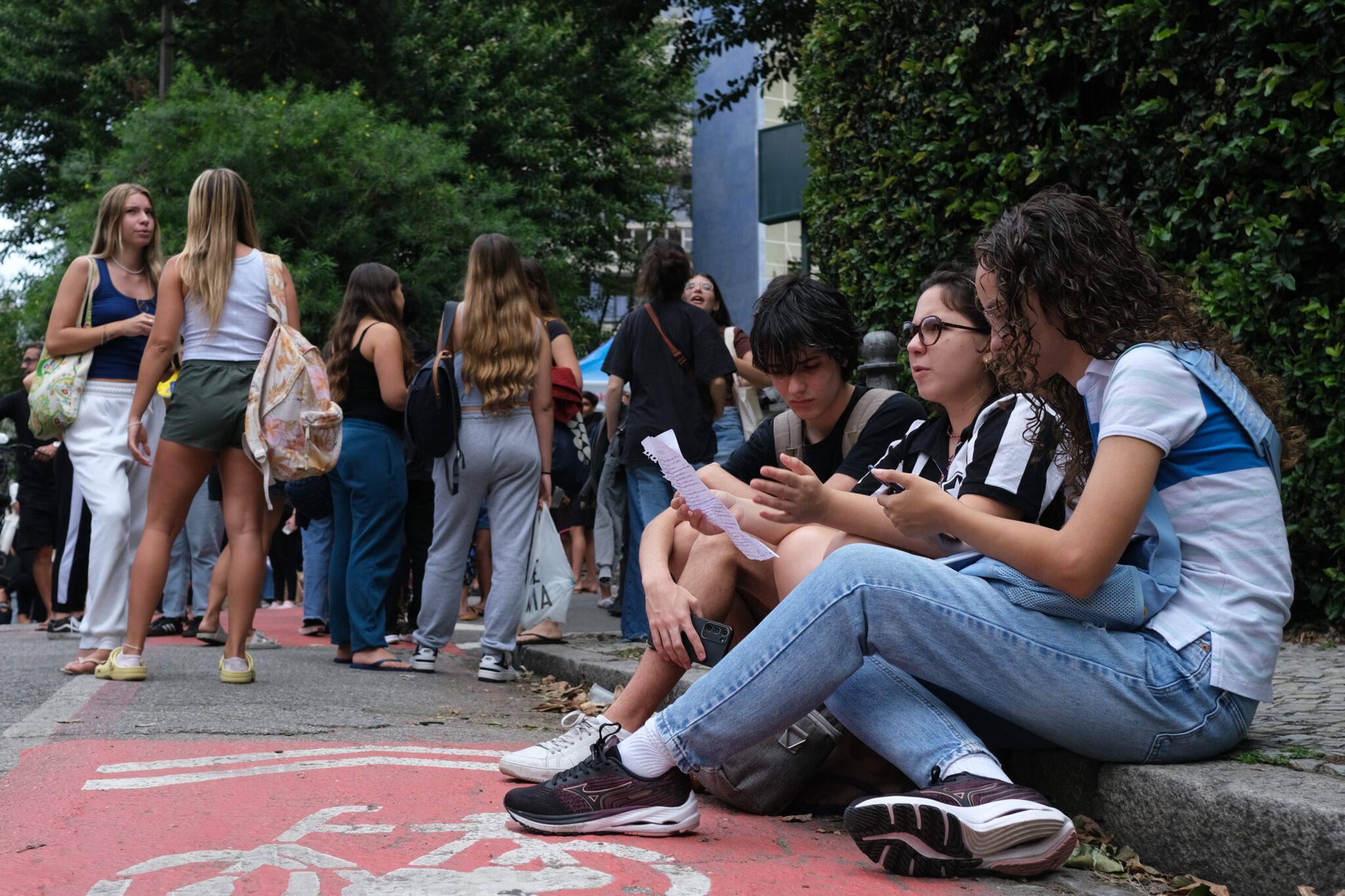 Enem 2026: MEC amplia prazo para pagar taxa de inscrição até dia 22 4 inep-divulga-edital-do-enem-2026-confira-a-data-de-inscricoes-e-realizacao-das-provas-rio-de-janeiro-rj-09-11-2025-candidatos-chegam-para-o-primeiro-dia-de-provas-do-exame-nacional-do-ensino-medio-enem-na-universidade-santa-ursula-em-botafogo-foto-fernando-frazao-agencia-brasil-tvt-news