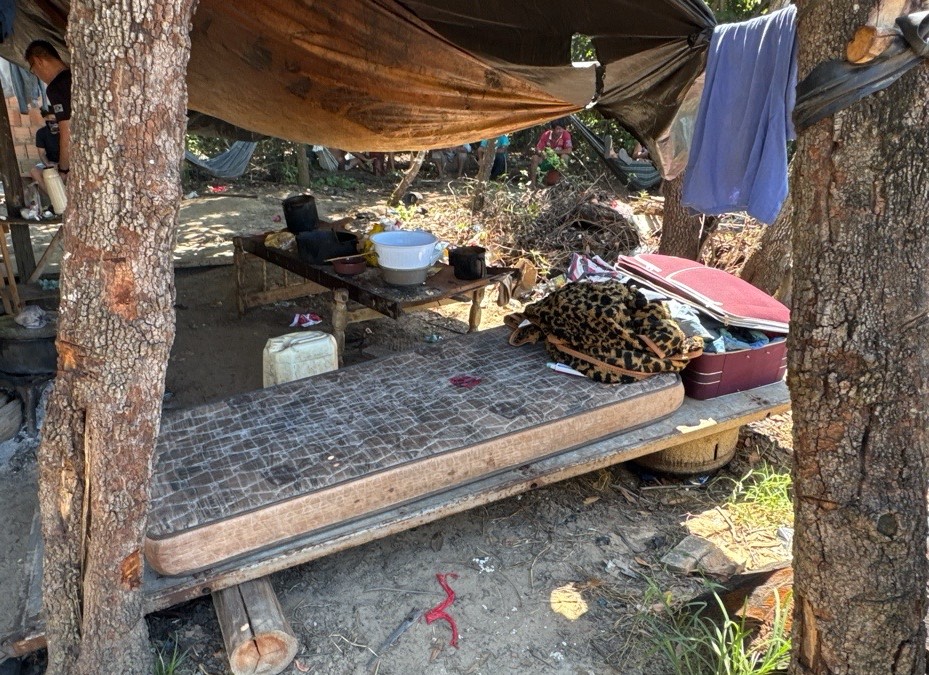 Local de repouso dos trabalhadores resgatados. A lenha obtida na propriedade teria como destino a unidade da Aurora em São Gabriel do Oeste/MS (Foto: Divulgação AFT/SRTE-MS)