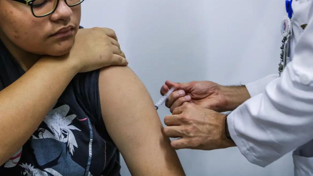 Vacinação de adolescentes de 15 a 19 anos contra o HPV vai até dezembro Vacinação de adolescentes de 15 a 19 anos contra o HPV vai até dezembro
