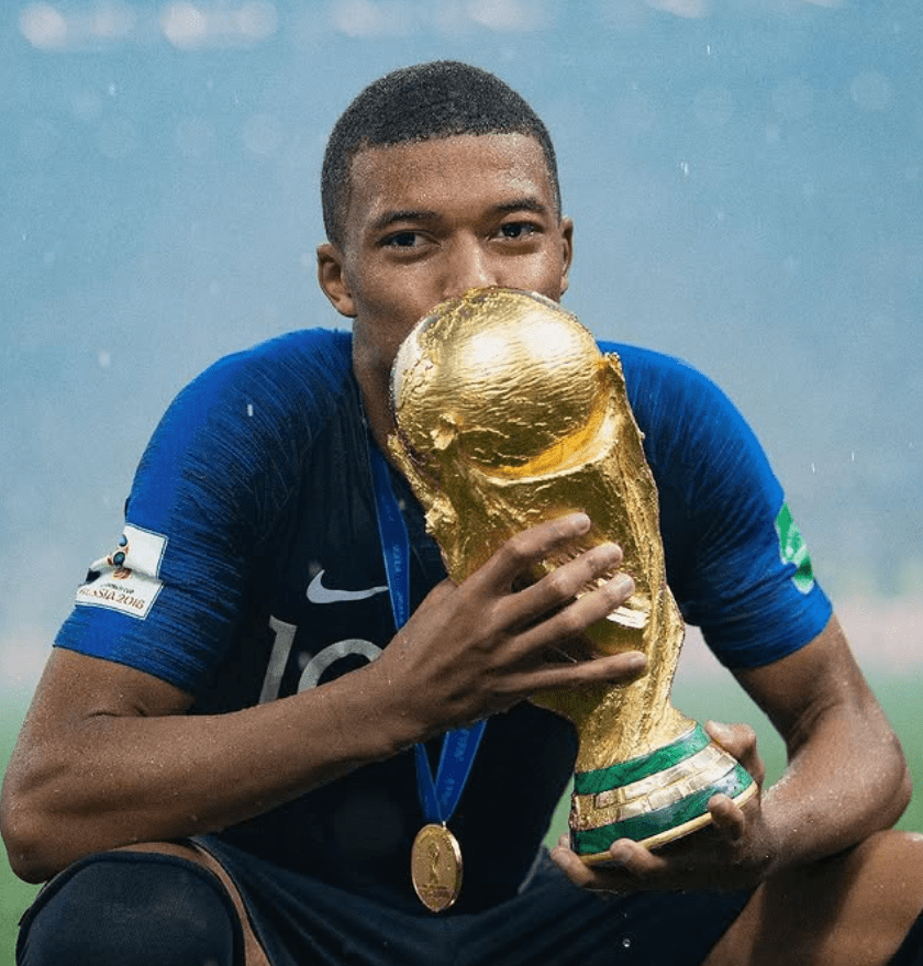 copa-do-mundo-franca-x-senegal-nesta-terca-16-mbappe-carrega-taca-da-copa-do-mundo-apos-vitoria-da-franca-em-2018-nessa-final-contra-croacia-o-artilheiro-se-igualou-pele-virando-o-segundo-adolescente-a-marcar-em-final-de-copa-e-foi-eleito-revelacao-do-torneio-na-epoca-mbappe-tinha-19-anos-foto-reproducao-redes-tvt-news

