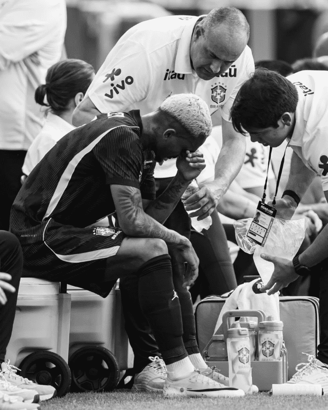 Como fica a seleção brasileira com a convocação de Éderson no lugar de Wesley 5 como-fica-a-selecao-brasileira-com-a-convocacao-de-ederson-no-lugar-de-wesley-wesley-no-banco-apos-deixar-gramado-com-dores-na-coxa-reproducao-redes-sociais-tvt-news