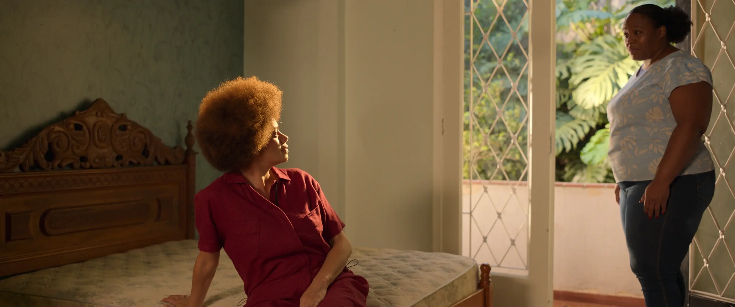 Mariana (Ana Flavia Cavalcanti) e Sandra (Mawusi Tulani) se reencontram adultas na casa. <br> (Foto: Divulgação)